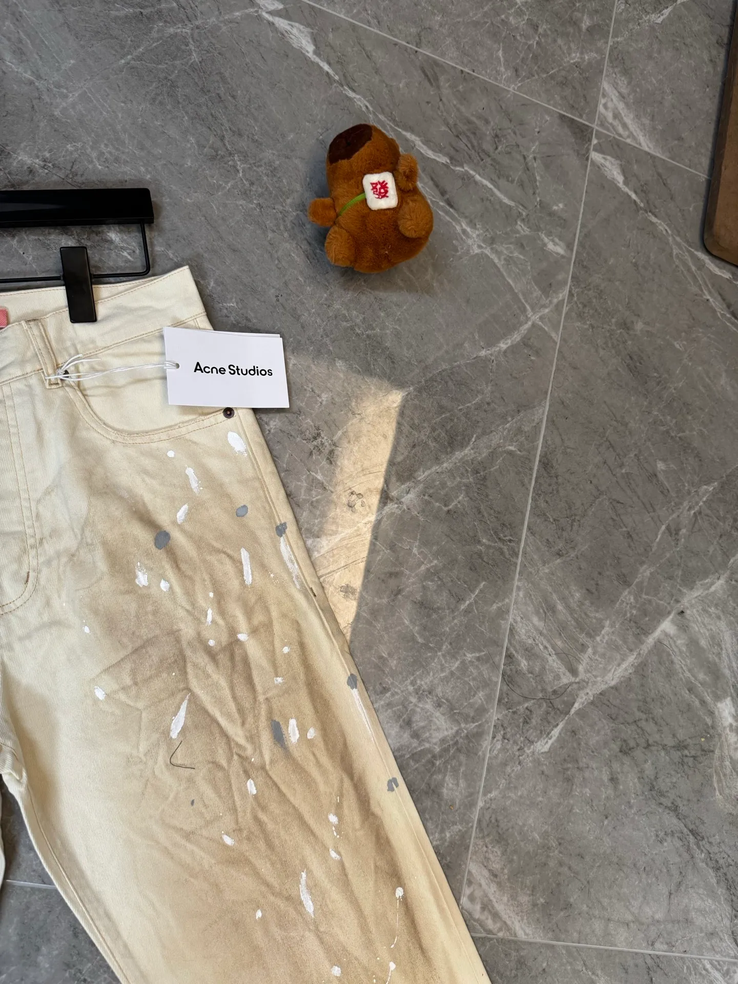 [Premium Replica] ACNE STUDIOS 26Ss Splash Ink Retro Washed Jeans (Light Khaki) These jeans use a unique splash ink process, distressed wash + hole design + hand-painted, full of Retro feeling! Straight version, the leather tag on the back waist is very recognizable, the upper body effect is excellent, Premium Quality, accurate version, Same Style for men and women. Size：s/m/l/xl